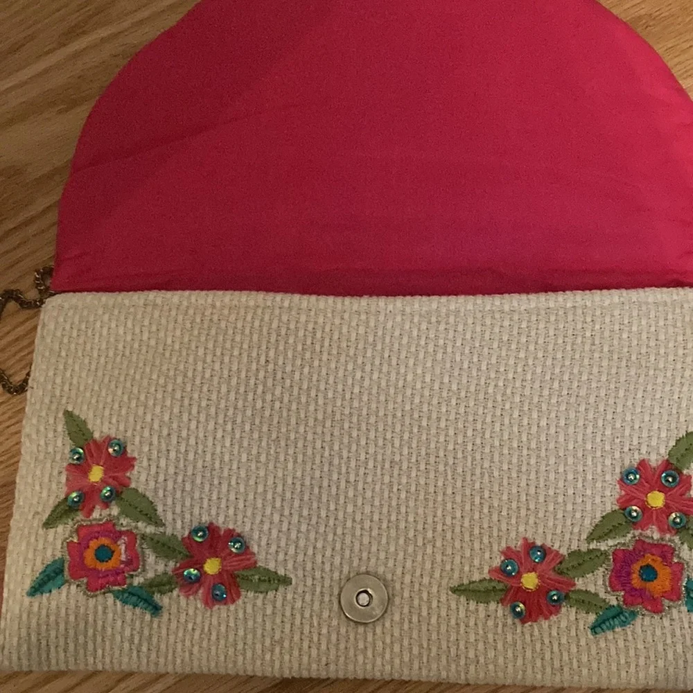 Floral clutch w/ gold chain - Picture 2 of 3